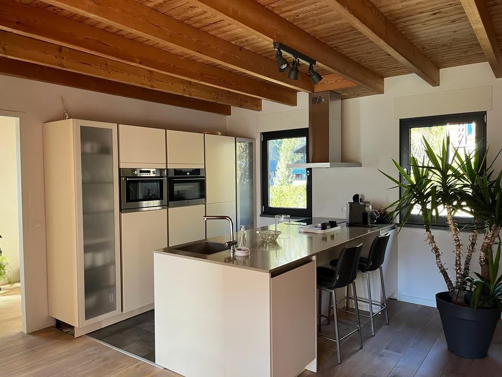 Chalet Presseggersee modern kitchen with cooking island, combination oven, steam oven, 2 fridges, full freezer, induction hob and dishwasher